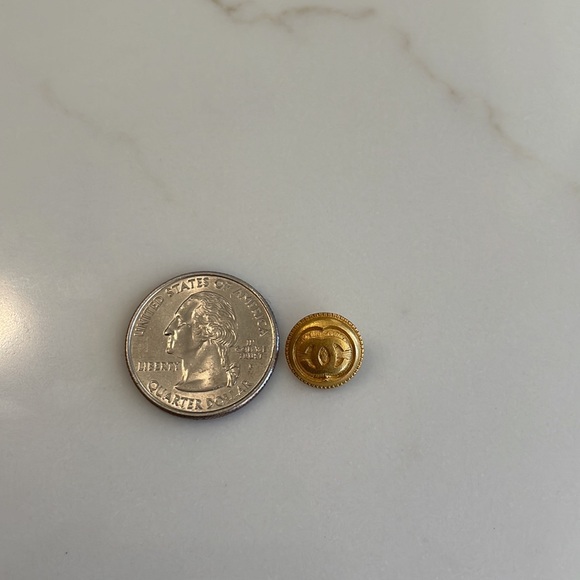 CHANEL Gold Emblem Button - Picture 5 of 6